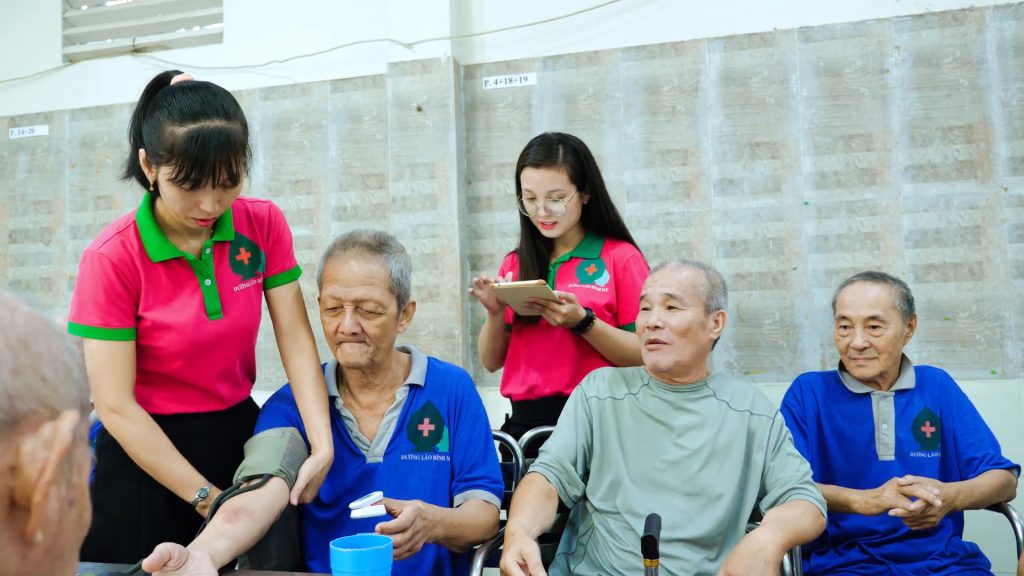Viện dưỡng lão cung cấp dịch vụ chăm sóc sức khỏe, dinh dưỡng, tâm lý, và hỗ trợ vận động cho người cao tuổi