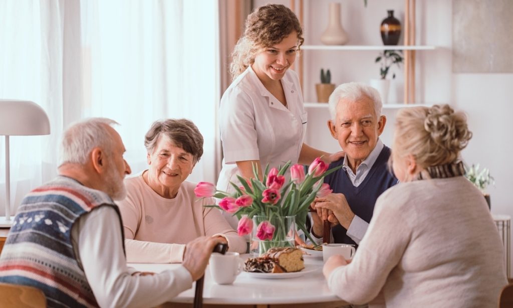 Cơ sở chăm sóc người cao tuổi chú trọng vào việc khuyến khích các tương tác xã hội