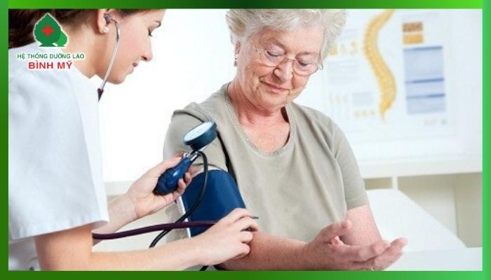 Cách điều trị bệnh huyết áp thấp ở người già