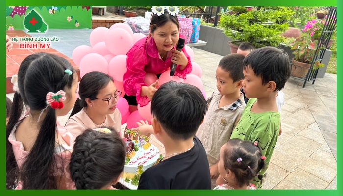 tặng bánh kem cho thiếu nhi