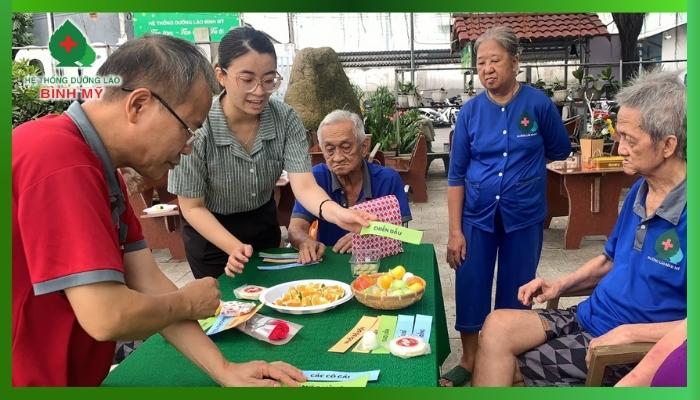 các cụ tham gia trò chơi