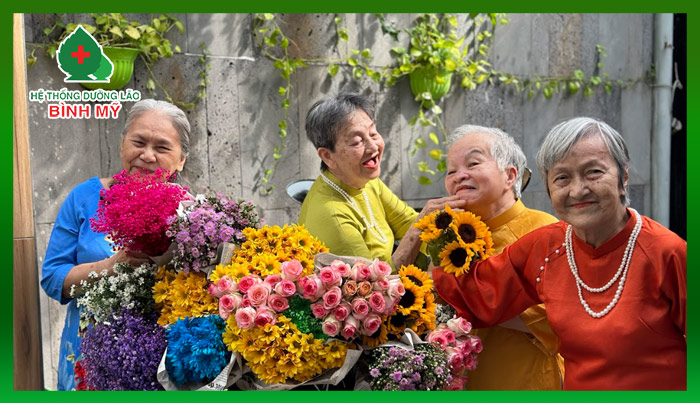 Cùng chụp bộ ảnh "Sắc thu Sài Gòn" với người cao tuổi
