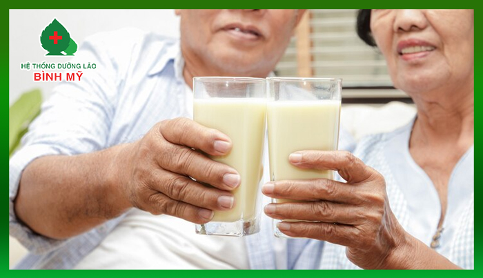 Người già cả nên lựa chọn những loại sữa dễ dàng hấp thụ