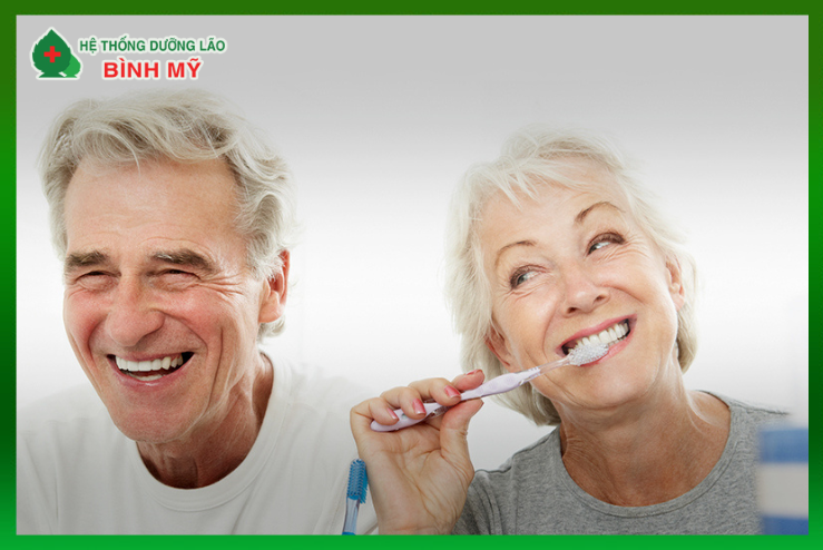 Chăm sóc răng miệng cho người cao tuổi đúng cách giúp ngăn ngừa các vấn đề về răng miệng như sâu răng, viêm nướu, v.v