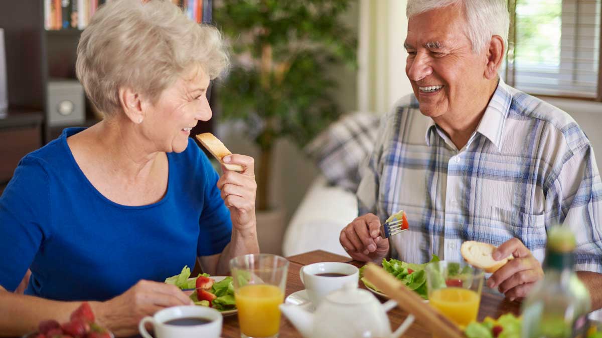 Người già cần có chế độ ăn uống dinh dưỡng để duy trì sức khỏe tổng thể