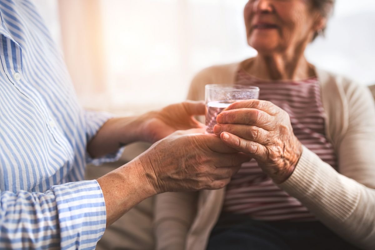 Uống nhiều nước có thể hỗ trợ trong việc điều trị nhiễm trùng đường tiết niệu ở người già
