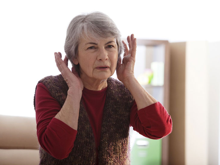 Vấn đề mắt kém và sự suy giảm lực nghe thường là những thách thức phổ biến mà người cao tuổi phải đối mặt.