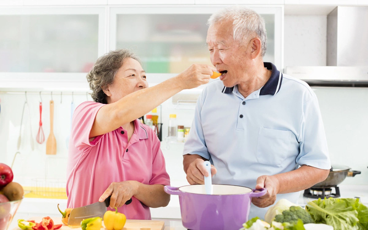 Để cải thiện sức khỏe tiêu hóa và chất lượng cuộc sống, việc điều chỉnh chế độ ăn uống của người lớn tuổi là rất quan trọng