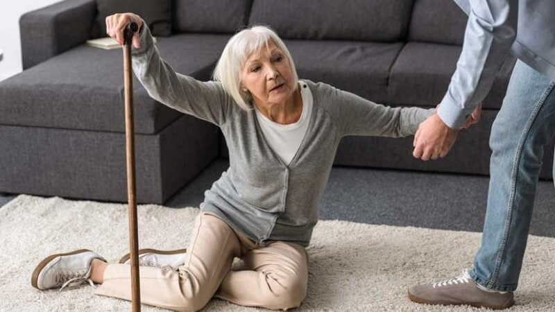 Người cao tuổi dễ bị té ngã do cơ và xương yếu.