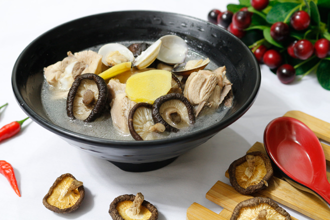 Gà hầm nấm hương là một món ăn bổ dưỡng và giàu protein, đặc biệt là cho người già sau khi họ mới ốm dậy.