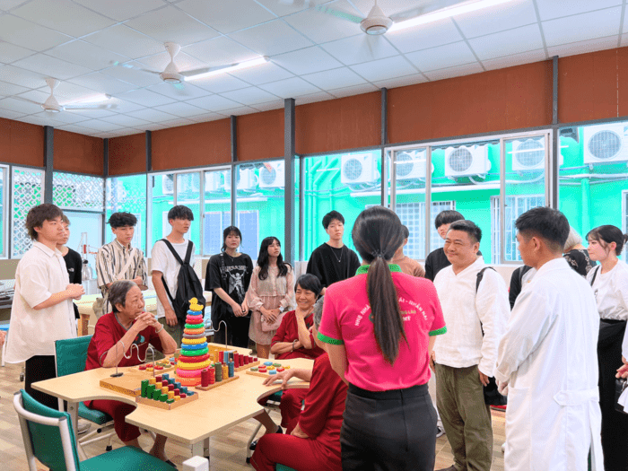 Đoàn du học sinh Nhật Bản tham quan phòng phục hồi chức năng