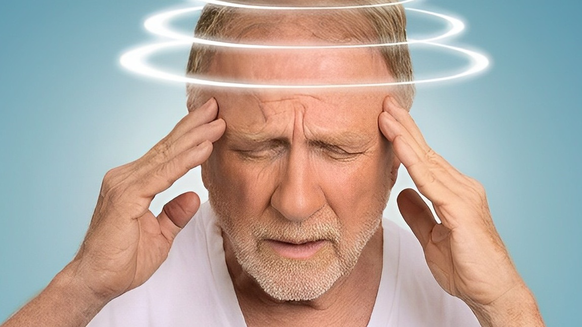 Cần cẩn trọng khi người già thường xuyên bị chóng mặt, đau đầu