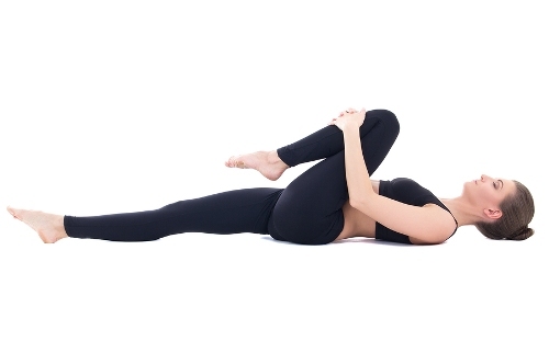 Co gối vào ngực giúp giãn cơ lưng và khớp chân