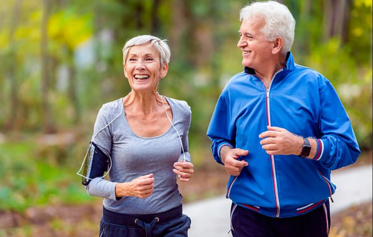 Đi bộ/chạy bộ là môn thể thao phù hợp với mọi lứa tuổi, kể cả người già