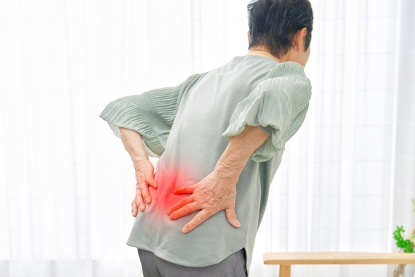 Đau lưng là một trong những vấn đề sức khỏe phổ biến nhất, thường xuất hiện ở người cao tuổi