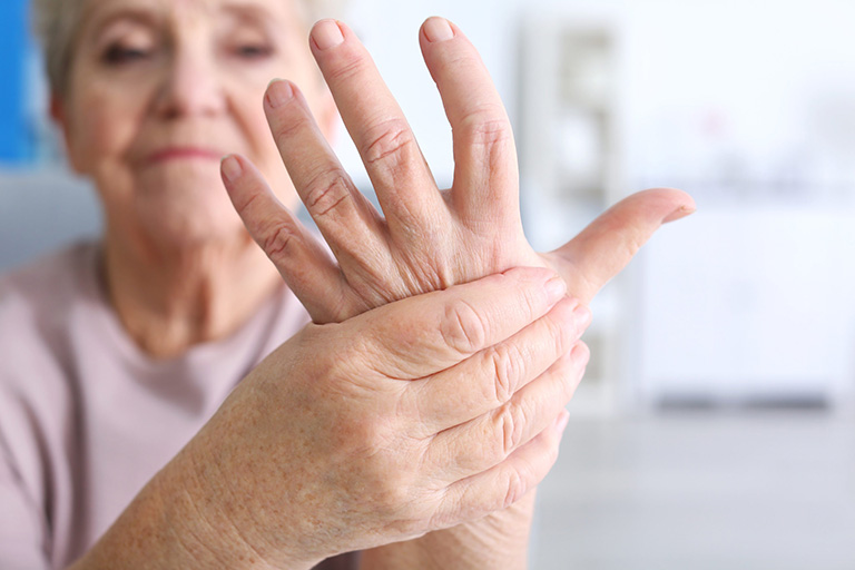 Người già cần cẩn trọng khi thường xuyên bị tê bì chân tay