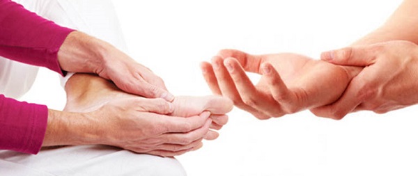 Triệu chứng và dấu hiệu cảnh báo của tình trạng tê bì chân tay ở người già