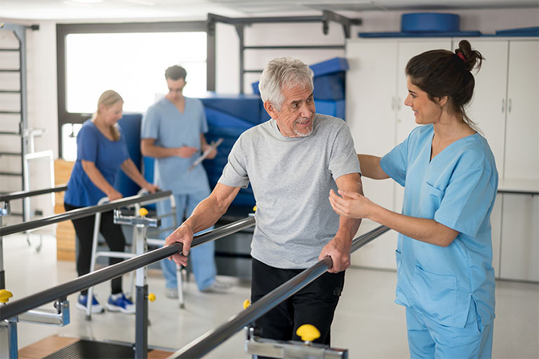 Điều trị tình trạng đau lưng ở người già bằng biện pháp vật lý trị liệu, massage và tập thể dục thể thao