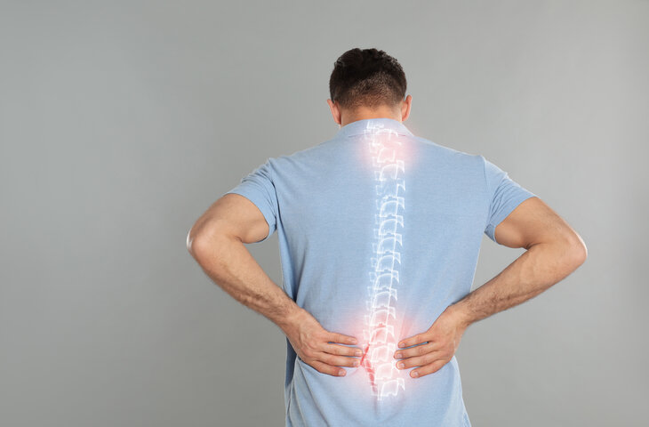 Viêm khớp dạng thấp và thoái hóa khớp là hai nguyên nhân chính gây ra đau lưng ở người già