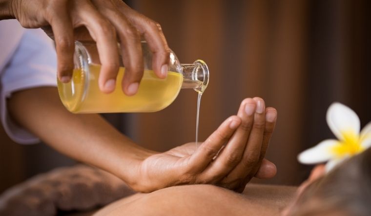 Có thể sử dụng dầu nóng để tăng hiệu quả massage