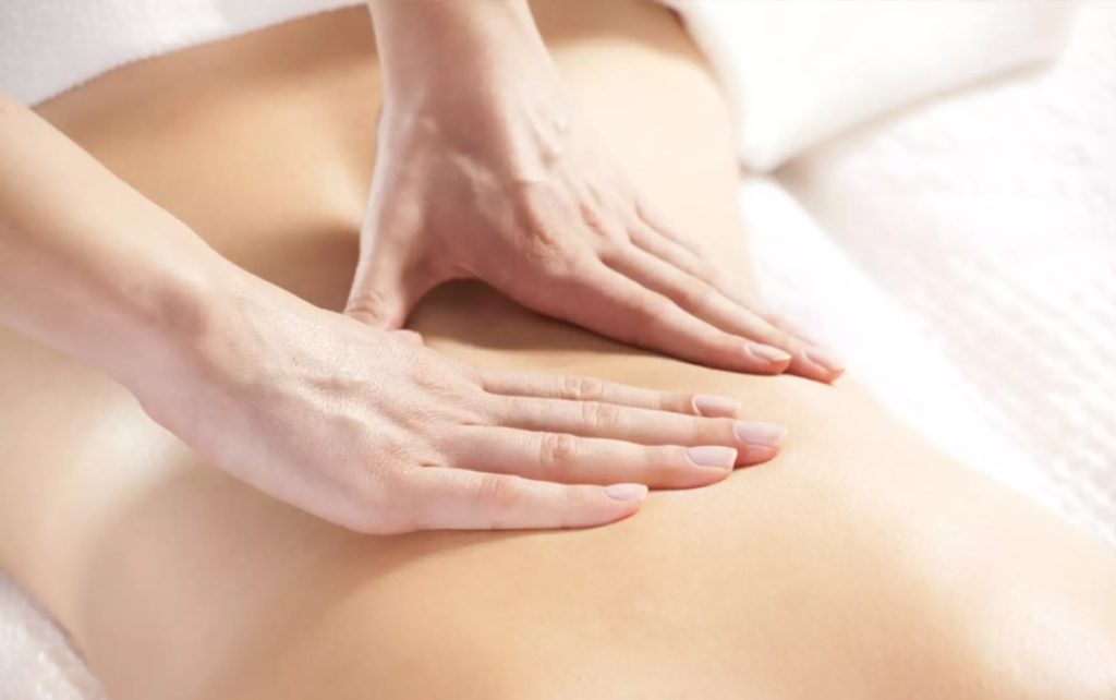 Massage vùng lưng dưới cũng là một phương pháp giúp giảm tê bì chân tay