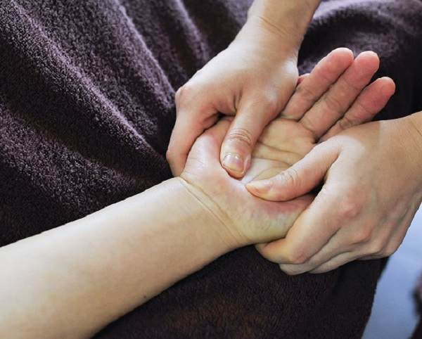 Massage bàn tay cải thiện lưu thông máu