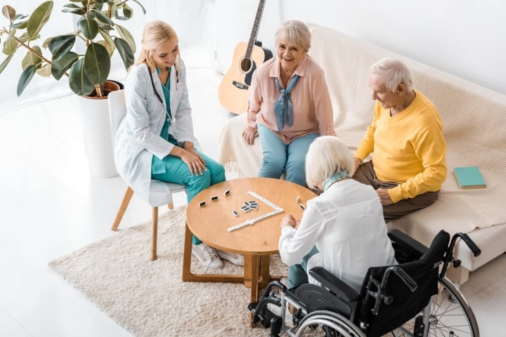 Các viện dưỡng lão tại quận 12 thường tổ chức các buổi họp mặt, liên hoan, và các hoạt động nhóm cho người cao tuổi