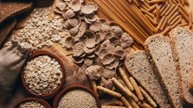 Yến mạch, gạo lứt và quinoa là những ngũ cốc nguyên hạt cung cấp nhiều chất xơ hòa tan