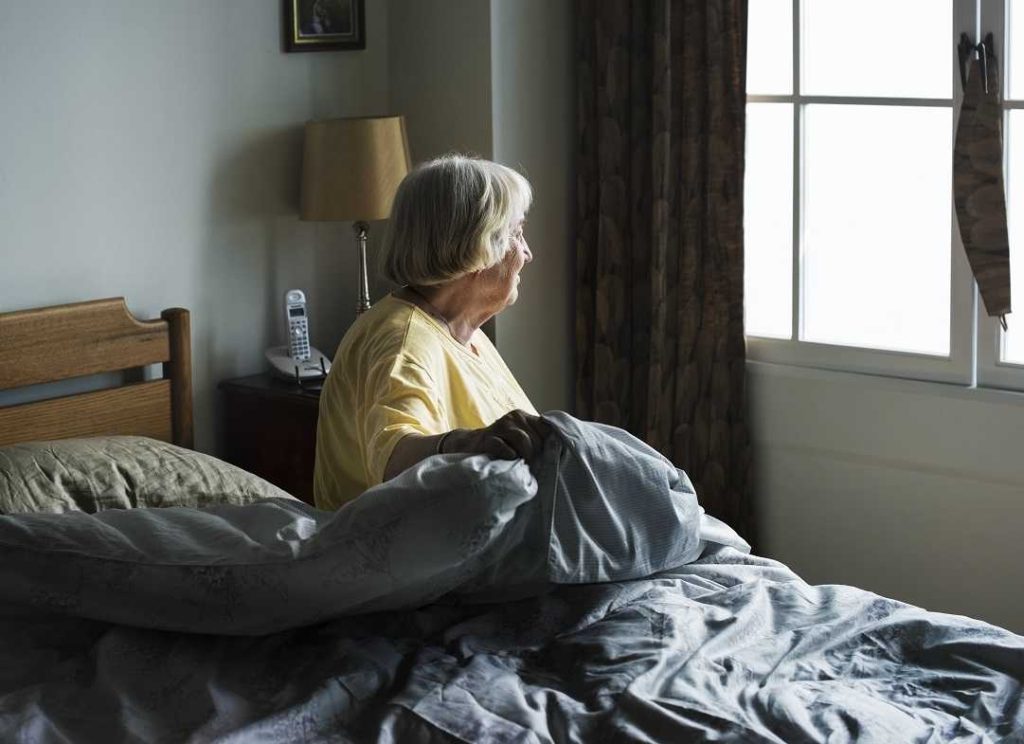 Giấc ngủ đóng vai trò quan trọng trong việc duy trì sức khỏe và chất lượng cuộc sống cho người cao tuổi