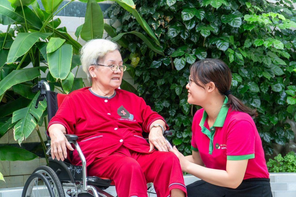 Chăm sóc người cao tuổi đòi hỏi sự quan tâm đặc biệt về sức khỏe, tinh thần và an toàn