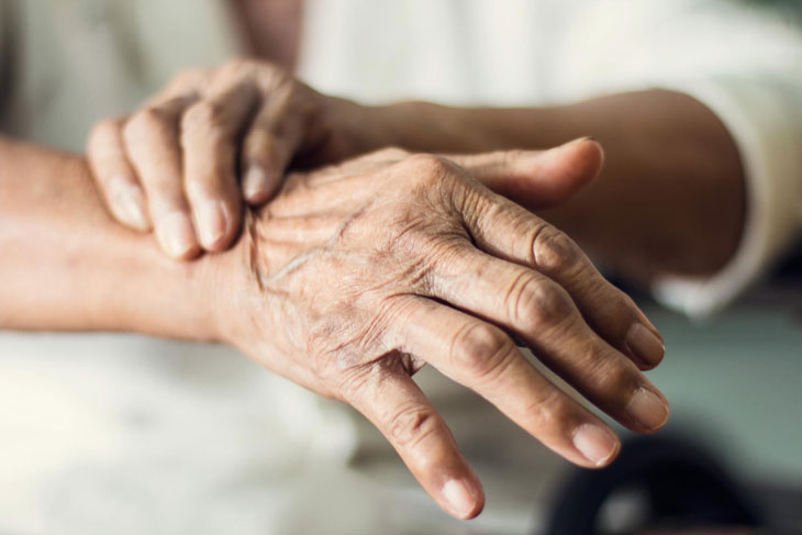 Bệnh Parkinson ở người già xuất hiện từ nhiều nguyên nhân khác nhau, tương đối khó xác định