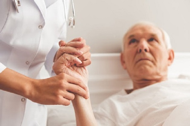 Chăm sóc người già mắc bệnh Parkinson đòi hỏi sự kiên nhẫn, tận tâm và hiểu biết sâu sắc về bệnh