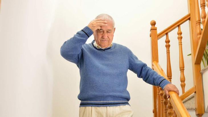 Ngoài đau đầu, người già còn gặp phải nhiều triệu chứng đi kèm