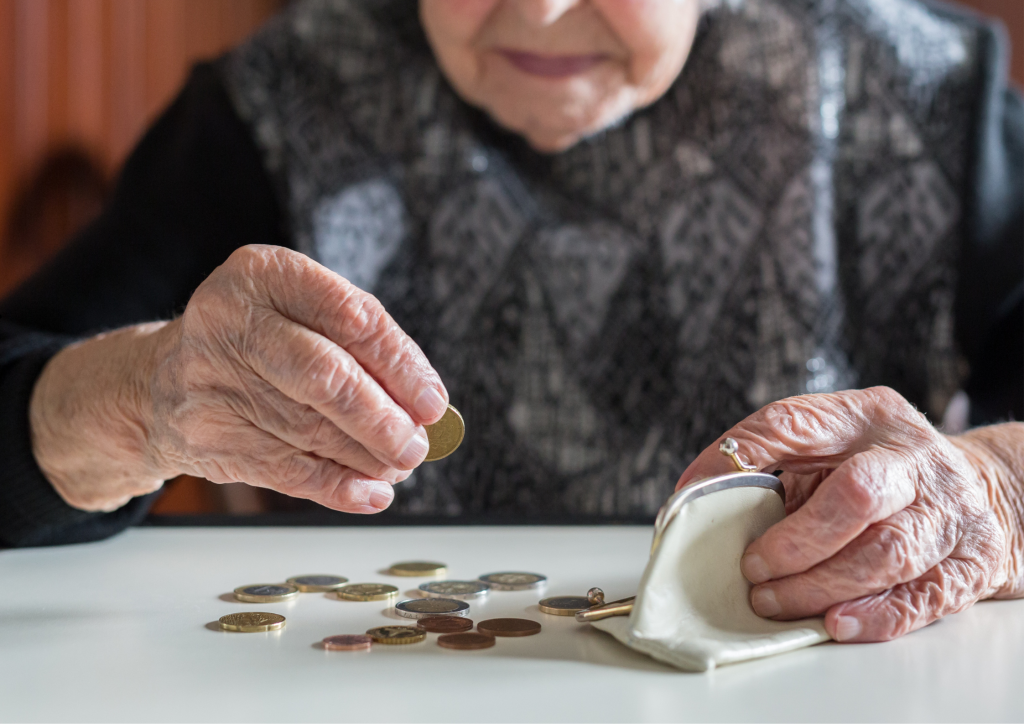 Người cao tuổi thường có thu nhập hạn chế, nhất là khi không còn khả năng lao động