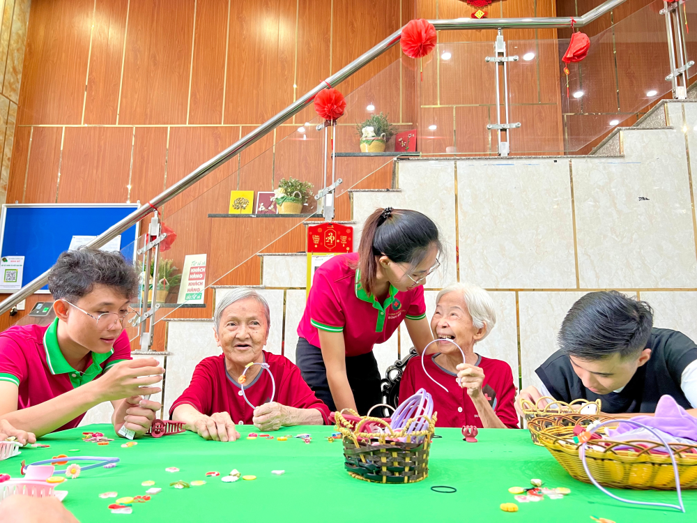 Hoạt động giải trí tại nhà dưỡng lão đóng vai trò quan trọng trong việc nâng cao chất lượng cuộc sống cho người cao tuổi