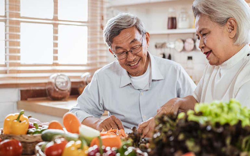 Một chế độ ăn uống lành mạnh đóng vai trò quan trọng trong việc phòng ngừa đột quỵ ở người gi