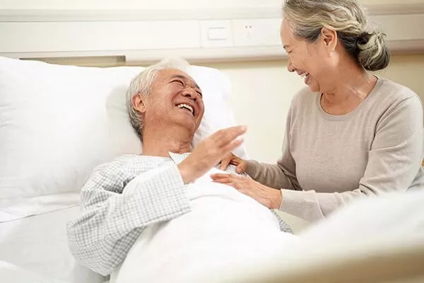 Luôn trò chuyện, quan tâm hỏi han các cụ mỗi ngày