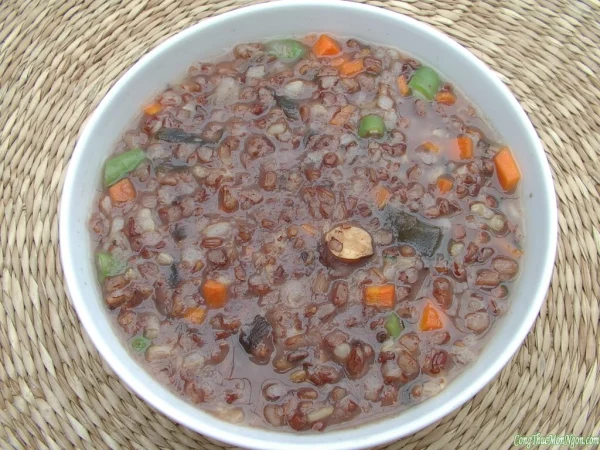 Cháo gạo lứt nấu thịt gà, cà rốt