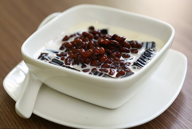 Chè đậu xanh, đậu đỏ ít đường là món tráng miệng bổ dưỡng cho người già