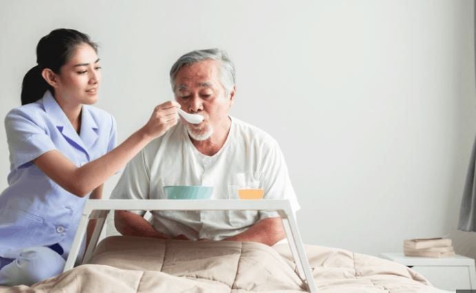 Yến sào giúp người cao tuổi hồi phục nhanh hơn, đặc biệt là người mới ốm dậy