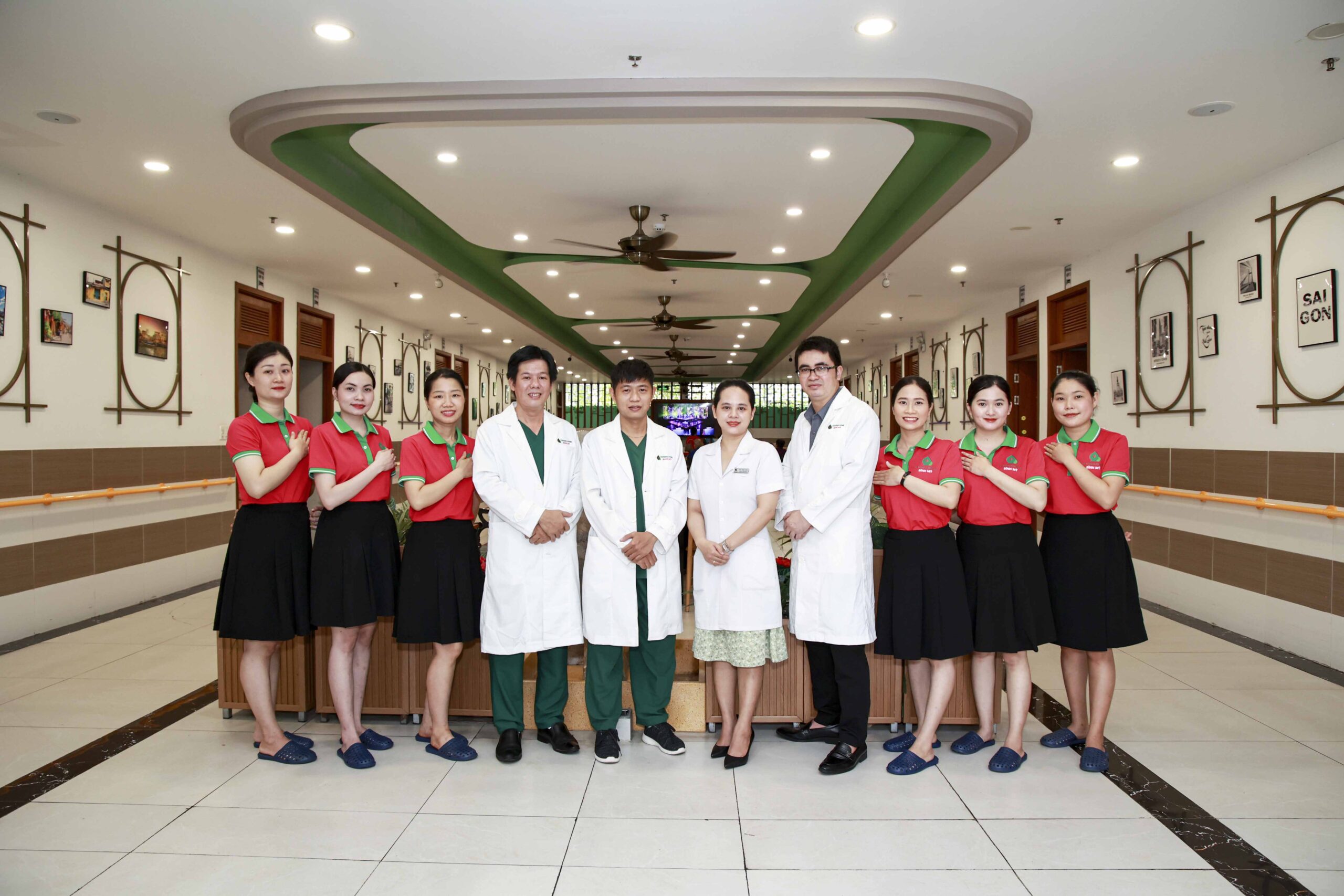 bác sĩ chăm sóc người già