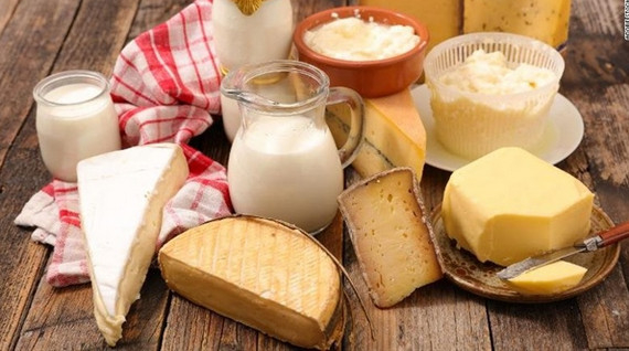 Người già không nên tiêu thụ quá nhiều sản phẩm từ sữa giàu chất béo
