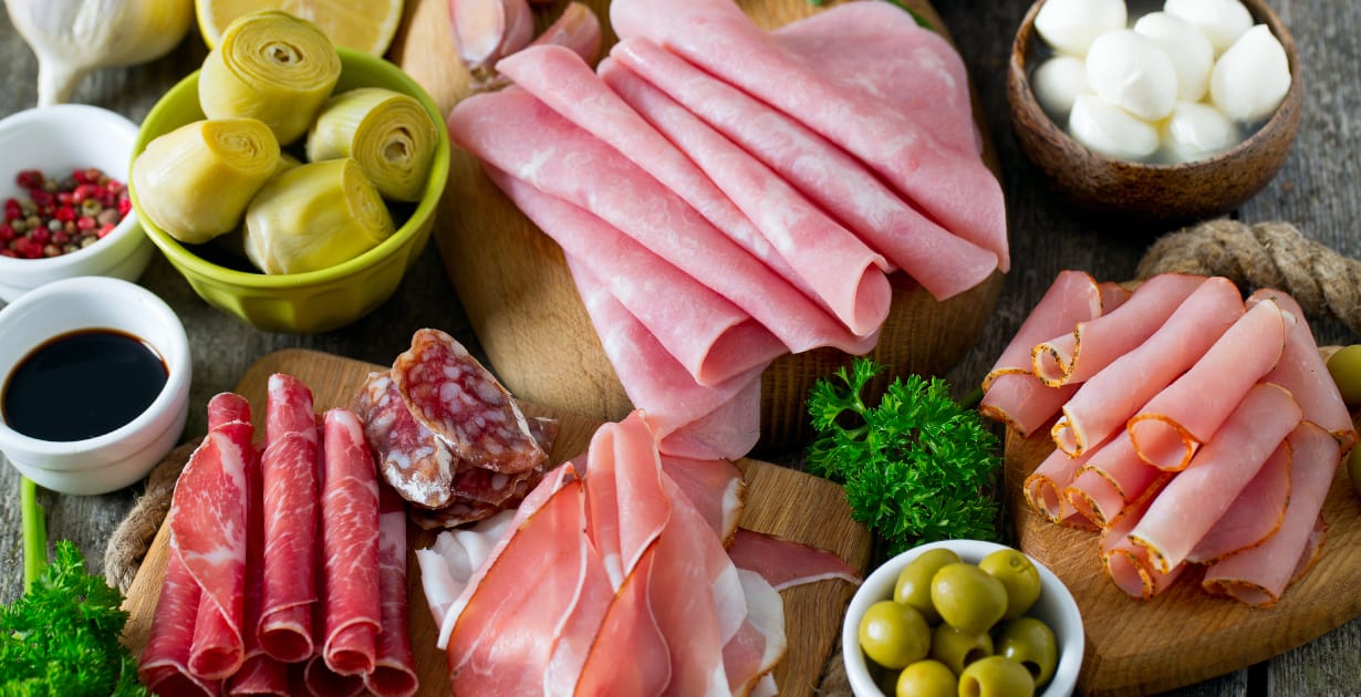 Thực phẩm nhiều natri – Kẻ thù thầm lặng của sức khỏe tuổi 50+