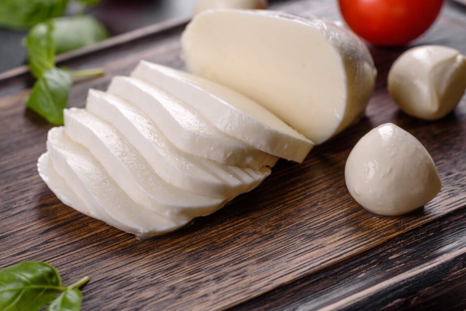 Mozzarella – Lựa chọn nhẹ nhàng, dễ tiêu hóa cho người cao tuổi
