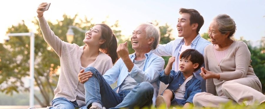 Duy trì sự kết nối với bạn bè, người thân là liều thuốc tinh thần hiệu quả nhất với người già