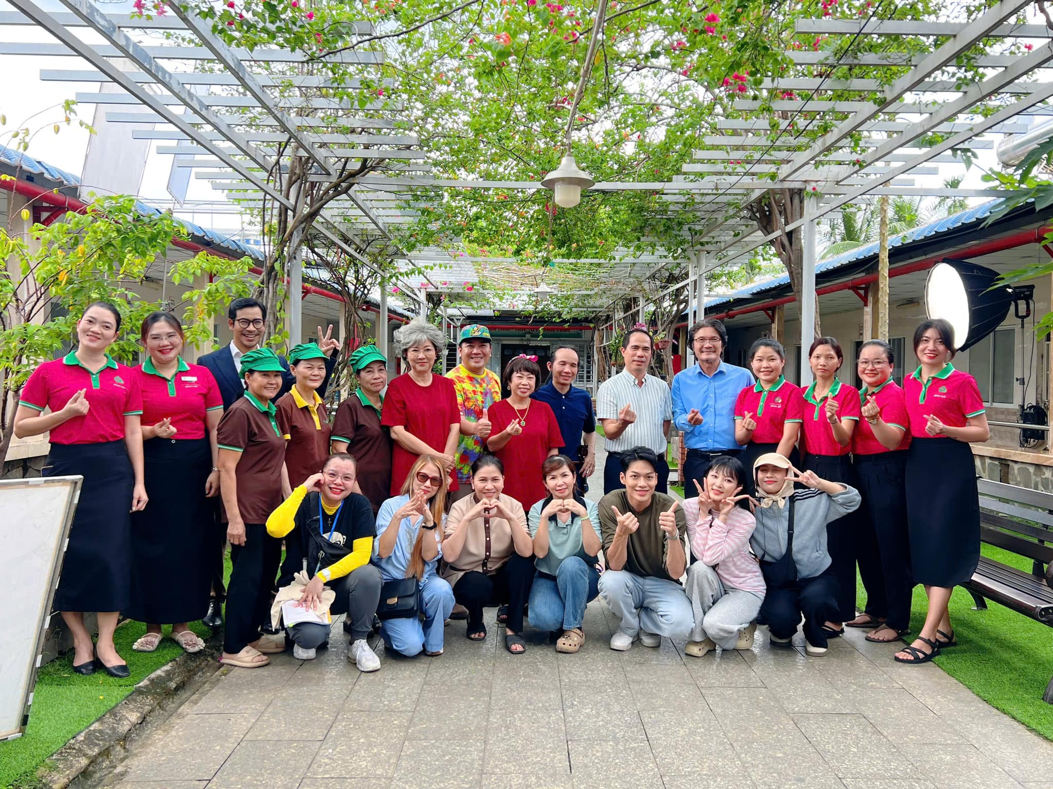 Đoàn làm phim tại Dưỡng lão Bình Mỹ