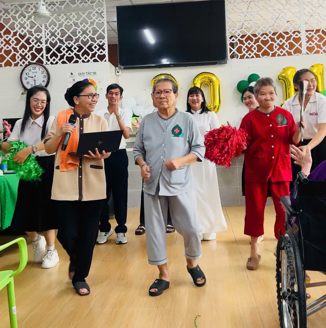 Nghệ sĩ Thuỵ Mười đến Dưỡng lão Bình Mỹ