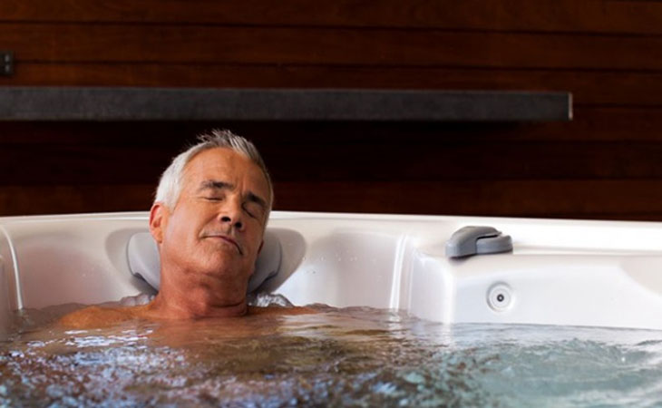 Lựa chọn môi trường tắm an toàn cho người lớn tuổi