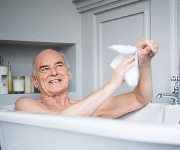 Chọn thời điểm người cao tuổi nên tắm lúc nào rất quan trọng